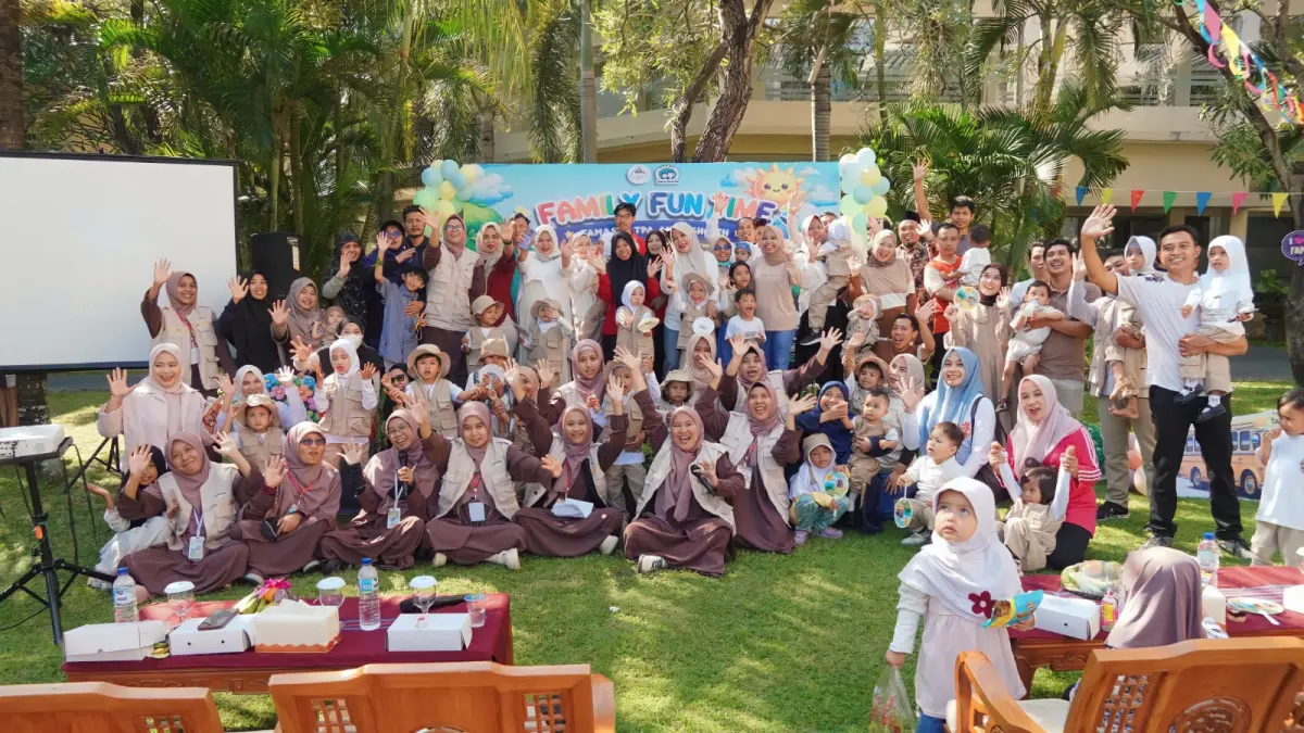 FAMILY FUN TIME: Sebanyak 80 peserta yang terdiri dari anak-anak, orang tua wali murid, serta jajaran guru-guru team TPA Anak Sholeh berkumpul dalam acara bertajuk "Family Fun Time" di Ballroom Hotel Lombok Raya pada Minggu (21/6). (IST)