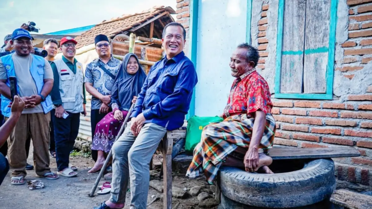 Gubernur NTB Lalu Muhamad Iqbal (dua dari kanan), saat mengunjungi keluarga penerima manfaat (KPM) Program Desa Berdaya di Desa Padasuka, Kecamatan Lunyuk, Sumbawa, beberapa waktu lalu. (BIRO UMUM DAN ADPIM SETDA NTB FOR LOMBOK POST)