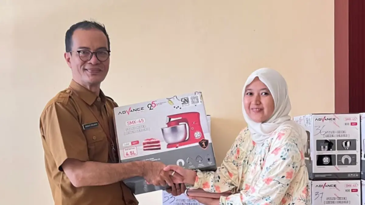 Kepala Disperinkop UKM saat menyerahkan alat pembuat kue bagi pemilik UKM di Kota Mataram