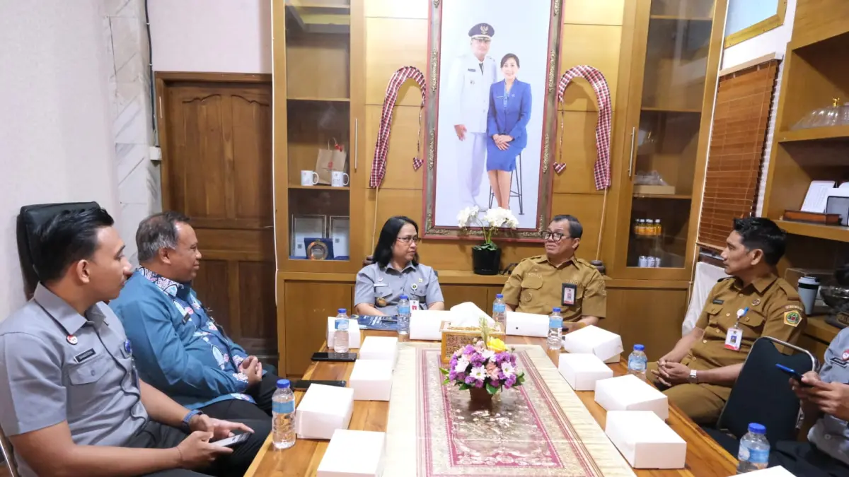 Kepala Kanwil Kemenkum NTB, I Gusti Putu Milawati, saat berdiskusi dengan jajaran BRIDA Kabupaten Gianyar untuk memperkuat kolaborasi dan pengembangan Sentra Kekayaan Intelektual daerah.