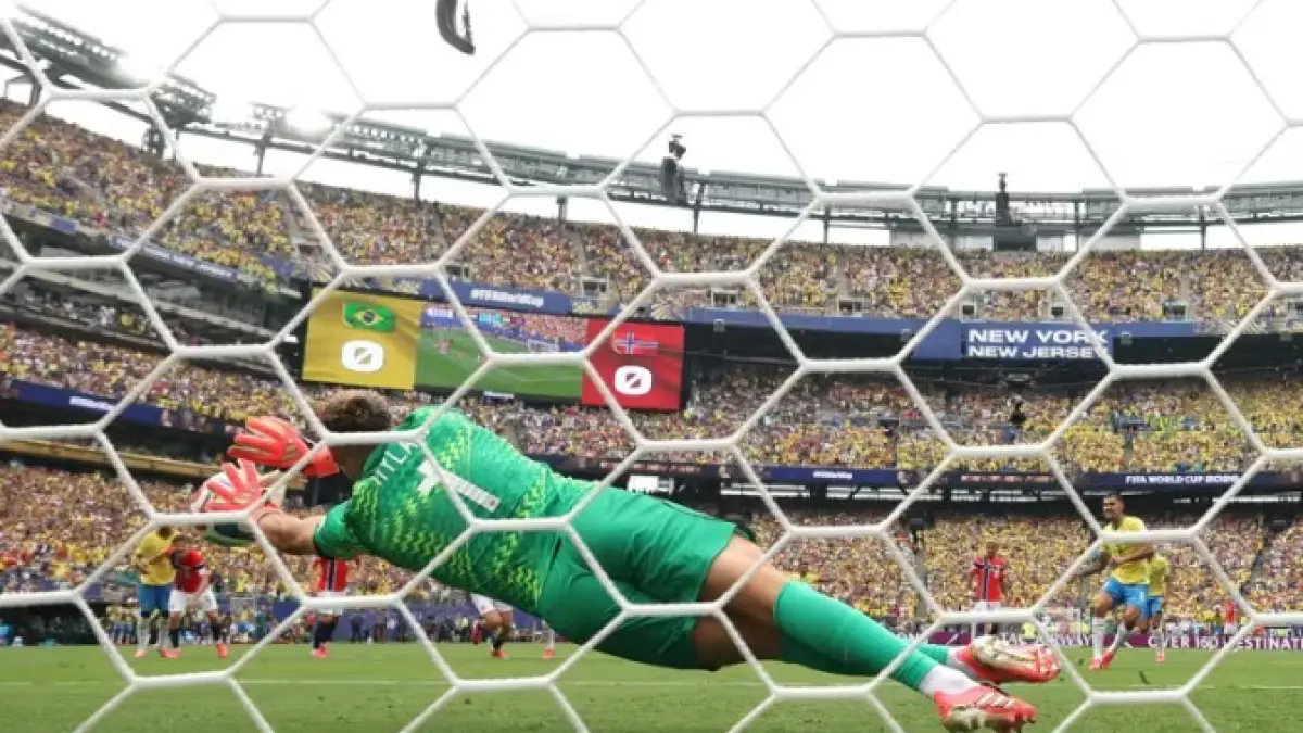 Kiper Norwegia Orjan Nyland saat menggagalkan eksekusi penalti Brasil dalam lanjutan Babak 16 Besar Piala Dunia 2026. (FIFA)