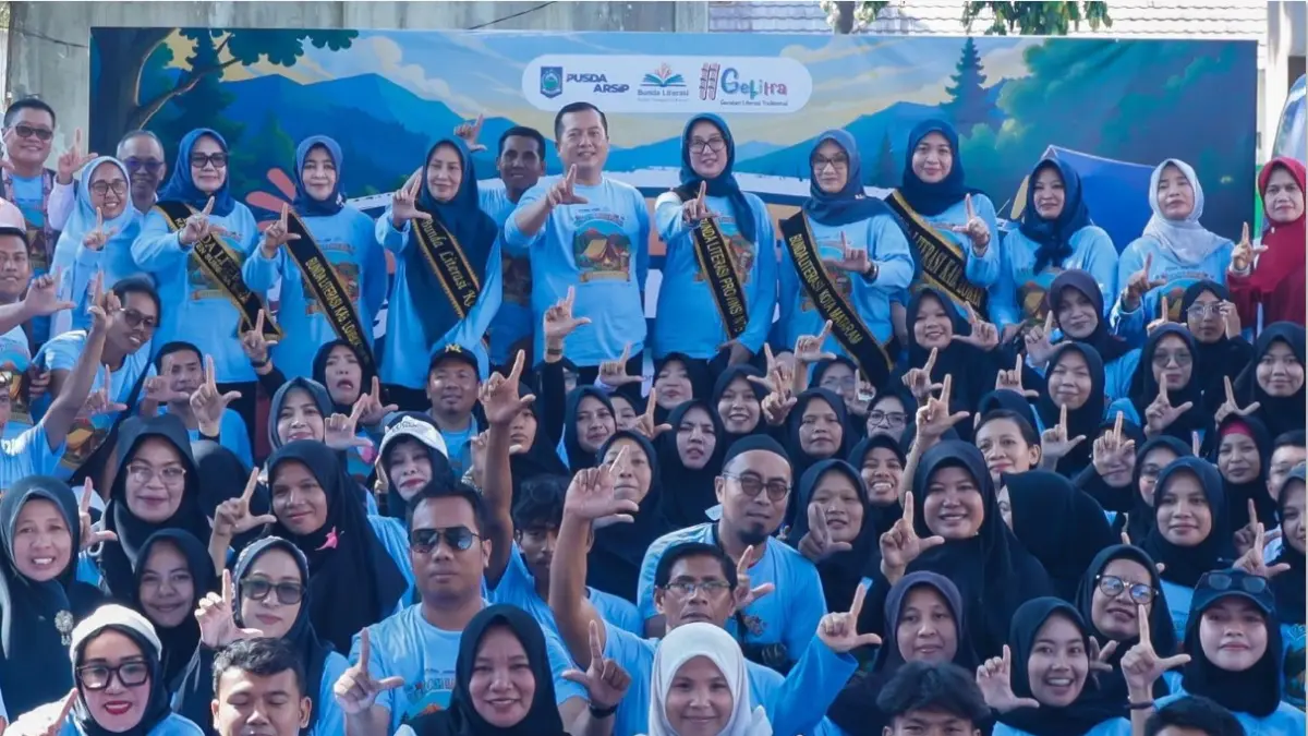 LITERASI: Gubernur NTB Lalu Muhamad Iqbal didampingi Bunda Literasi NTB Sinta Agathia saat menghadiri Kemah Literasi NTB Tahun 2026 di Gedung Layanan Perpustakaan Provinsi NTB, Mataram, Ahad (5/7). (DISKOMINFOTIK NTB/LOMBOK POST)