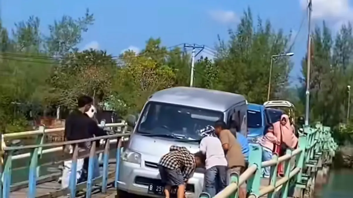 MAKAN KORBAN LAGI: Kondisi Jembatan Cemara di Desa Lembar Selatan yang rusak parah dan kerap memicu kecelakaan kendaraan terperosok.&nbsp;