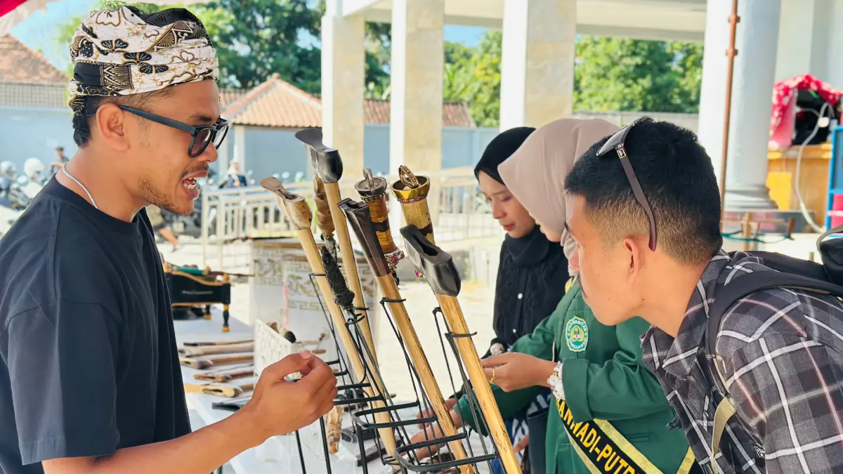 PAMERAN: Pengunjung melihat keris Lombok pada acara pameran budaya mahasiswa program studi Pariwisata Universitas Hamzanwadi