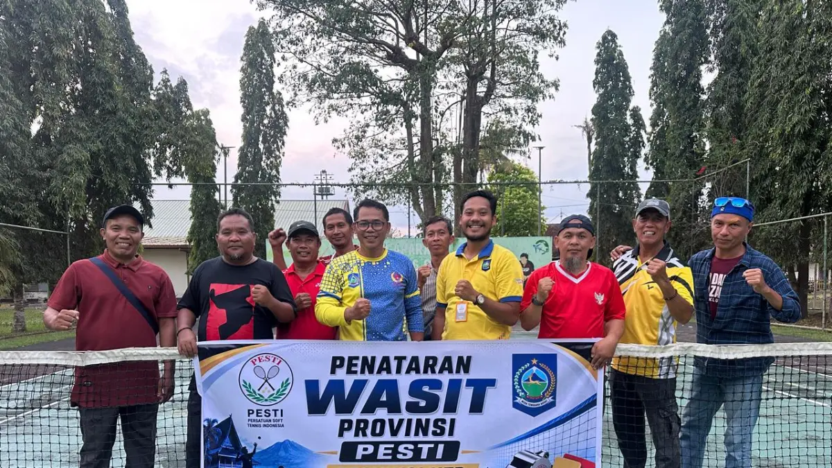  Para peserta Penataran Wasit Pesti NTB berpose bersama Ketua PESTI NTB Rino Rinaldi (empat dari kiri) di sela-sela kegiatan pelatihan Selaparang Aerosport Center di Kawasan eks Bandara Selaparang kemarin (5/6).