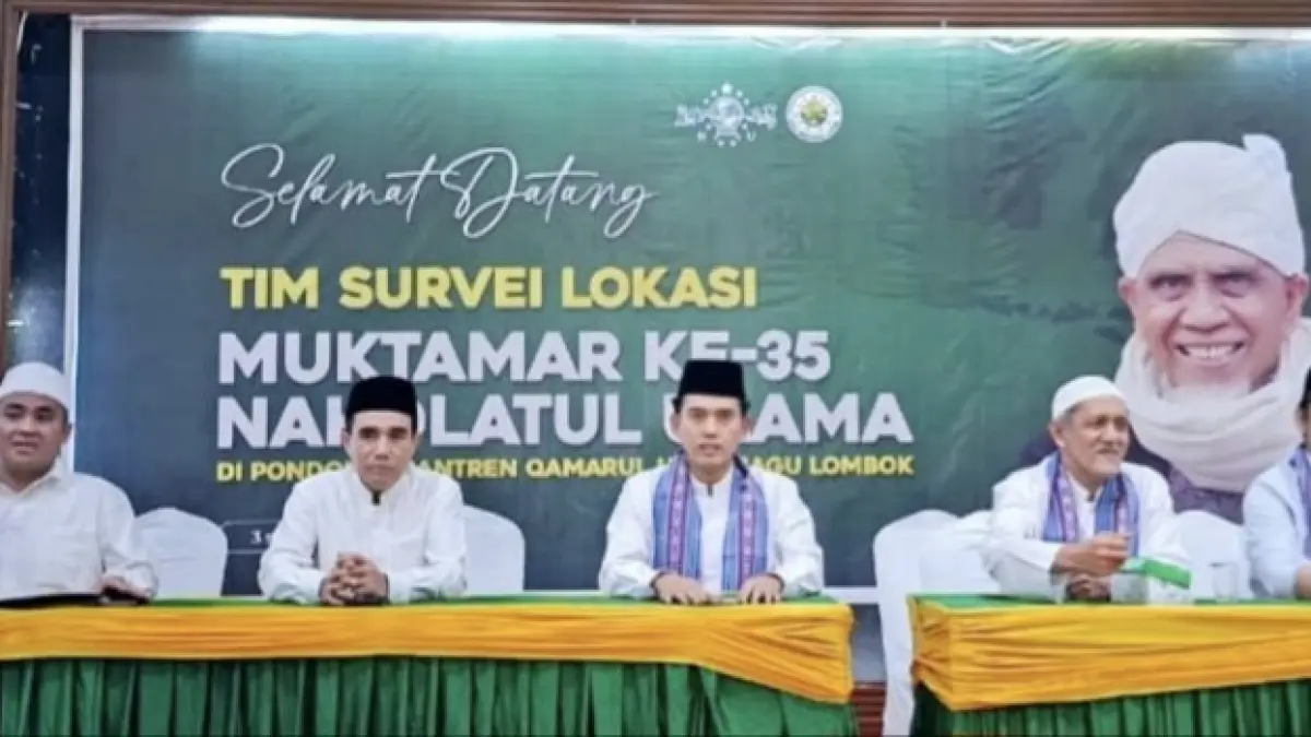 Pimpinan tim survei lokasi Muktamar PBNU Prof KH Asrorun Niam Sholeh (tiga dari kiri) didampingi Ketua PWNU NTB Prof Masnun Tahir (kiri) datang langsung ke Pondok Pesantren (Ponpes) Qomarul Huda Bagu, Lombok Tengah, Minggu (5/7).