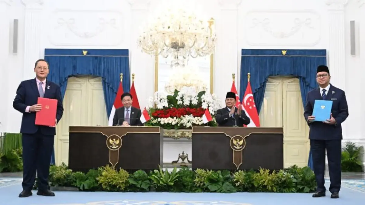 Presiden Prabowo dan PM Wong saat menyaksikan penandatanganan

Presiden Prabowo dan PM Wong saat menyaksikan penandatanganan 26 dokumen kerja sama pada Leaders’ Retreat Indonesia–Singapura di Istana Merdeka, Jakarta, Senin (6/7). (BPMI Setpres)
