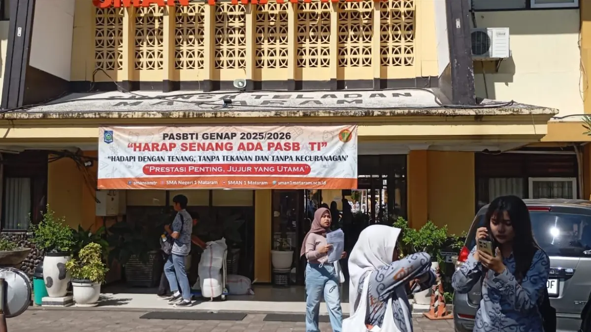 PULANG SEKOLAH: Sejumlah siswa SMAN 1 Mataram saat pulang sekolah, belum lama ini.