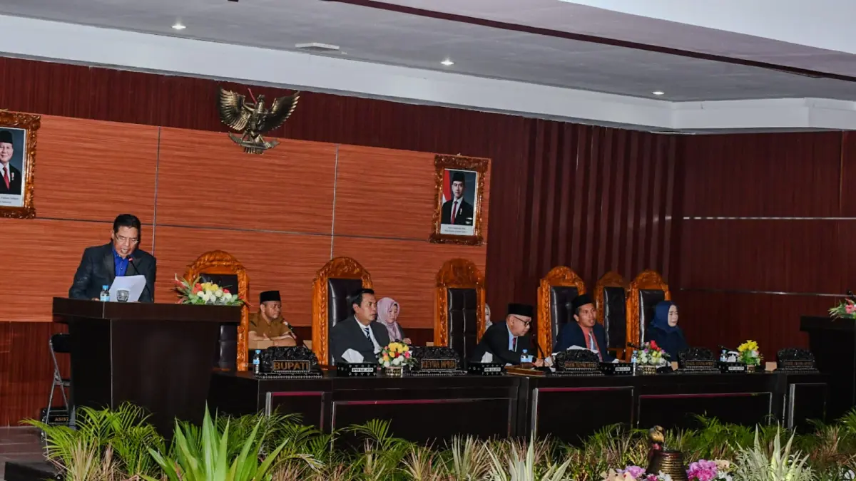 RAPAT PARIPURNA: Bupati Lombok Timur Haerul Warisin saat menyampaikan laporan pertanggungjawaban APBD 2025 pada rapat paripurna. 
