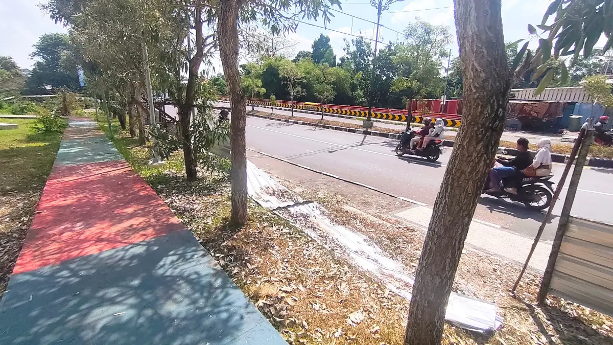 Sebagian besar spandek yang menjadi tembok pembatas RTPRA Biao copot dan permainan olahraga pun rusak, Minggu (5/7).