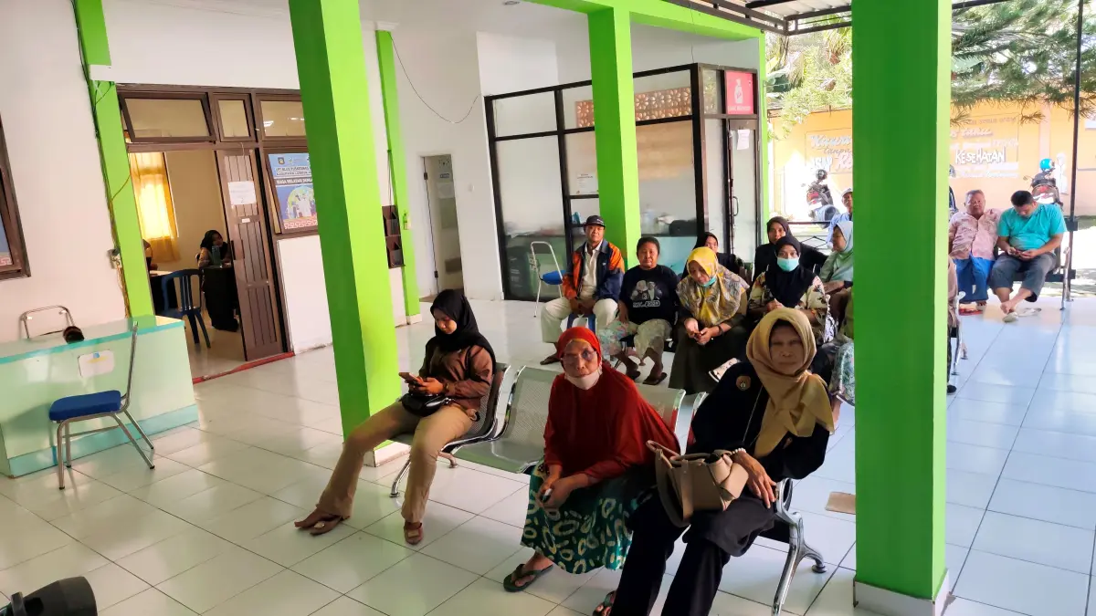 Sejumlah pasien saat menunggu antrian pelayanan kesehatan di ruang tunggu Puskesmas Praya, Loteng, beberapa waktu lalu.