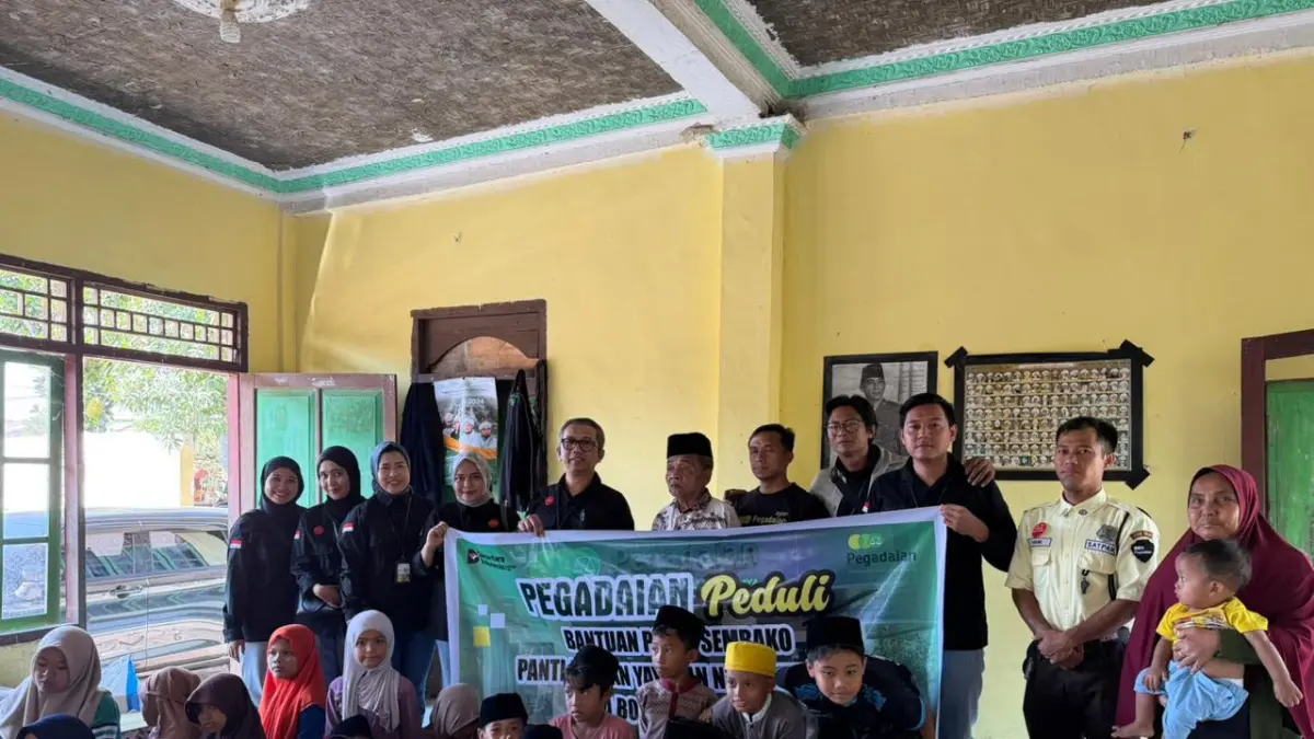 SERAHKAN BANTUAN: Pemimpin PT Pegadaian (Persero) Cabang Praya Gunaji Agus Wibowo menyerahkan bantuan TJSL kepada Yayasan Panti Asuhan Nurul Hidayah dan panitia pembangunan Musola Al Mujahidin di Lombok Tengah.