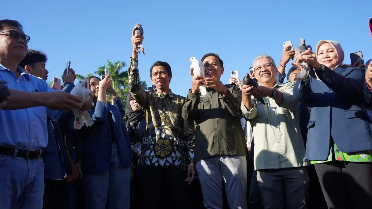 SIMBOLIS: Rektor Unram Prof Sukardi (pakai batik) melepas burung merpati sebagai tanda dimulainya pengabdian 1.823 mahasiswa KKN Unram di Halaman Rektorat Unram, pekan lalu.