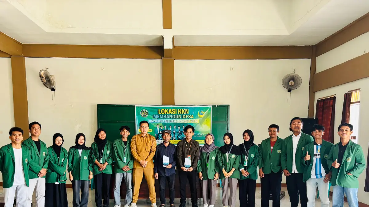 TARIK: Mahasiswa KKN Universitas Hamzanwadi Pancor saat penarikan pertanda amasa pengabdian sudah selesai di Desa Tetebatu Selatan. 