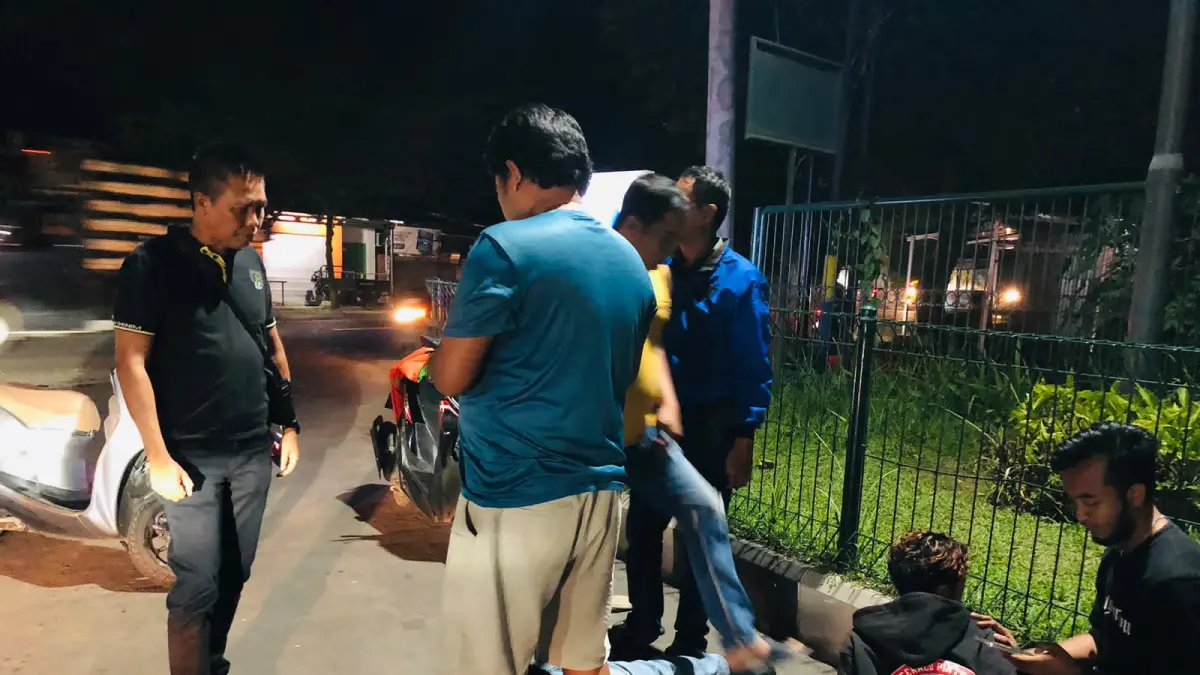 TERTANGKAP TANGAN: Polisi meringkus dua pengedar sabu asal Loteng saat hendak kirim sabu di area SPBU wilayah Dusun Dasan Tereng, Desa Dasan Tereng, Narmada, Lobar, Sabtu (4/7). (POLRESTA MATARAM FOR LOMBOK POST)