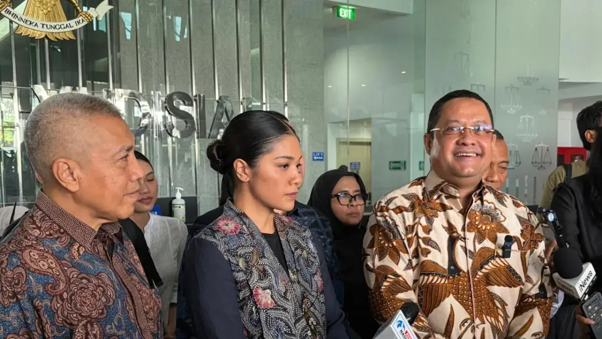 Tim hukum dan istri Nadiem, Franka Makarim, laporkan empat hakim pengadil perkara chromebook ke KY, Senin (6/7). (JawaPos.com)