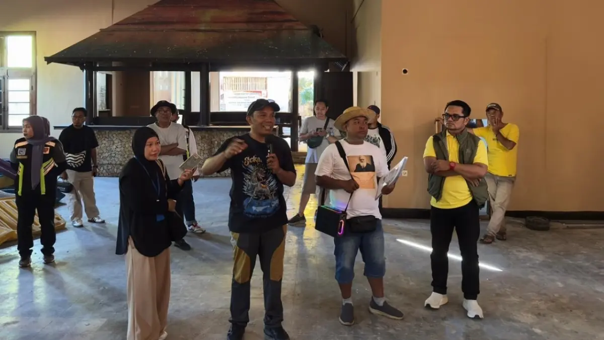 WISATA SEJARAH: Kepala Dinas Pariwisata Kota Mataram Cahya Samudra (baju kuning, depan) dan perwakilan dari Komunitas LHS Zulhakim (pegang mic) saat menjelaskan tentang sejarah bangunan tua di Ampenan.