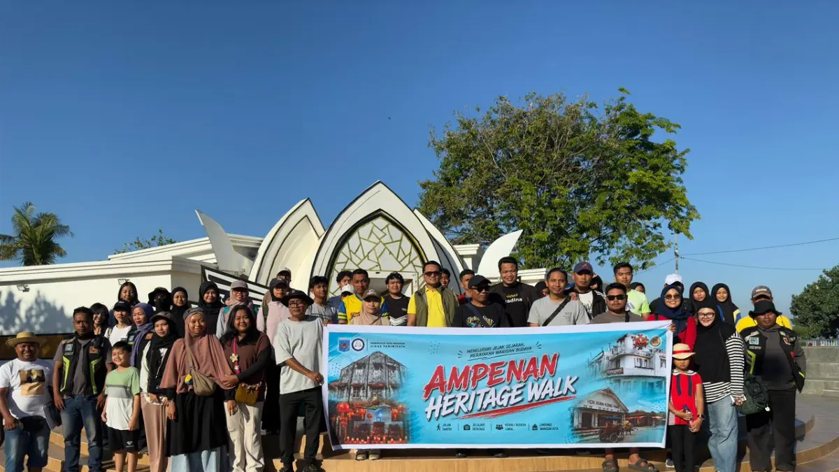 WISATA SEJARAH: Kepala Dinas Pariwisata Kota Mataram Cahya Samudra (baju kuning, depan) Komunitas LHS, dan peserta saat berfoto bersama di depan mini amphiteater Ampenan.  