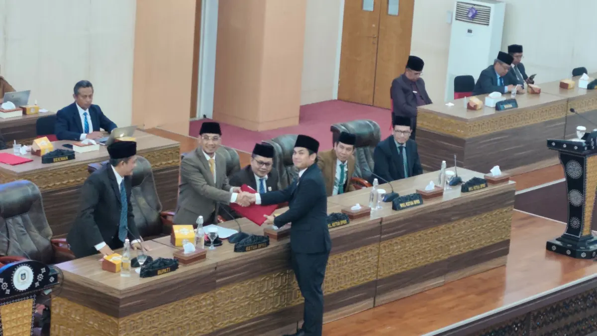Juru Bicara Banggar DPRD Loteng Ferdian Elmansyah menyerahkan hasil Laporan Pembahasan Banggar terhadap LPJ APBD 2025 di kantor dewan, Senin (6/7).