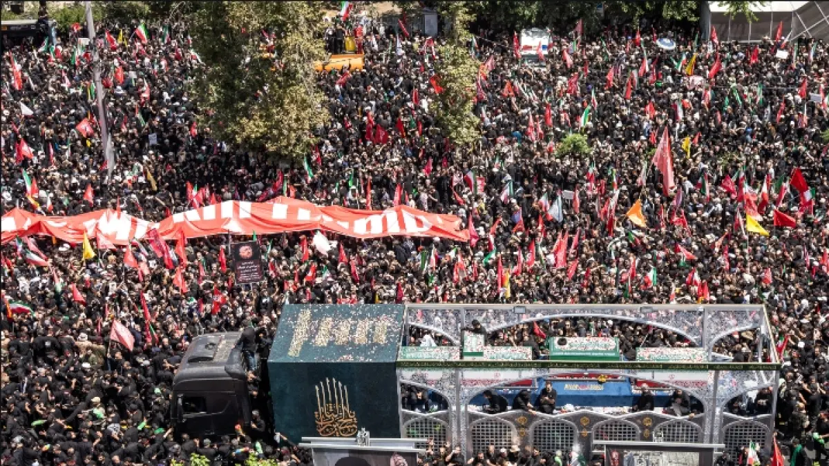 BERKABUNG: Ratusan ribu warga memadati jalan-jalan Teheran, Iran untuk mengiringi prosesi pemakaman Ali Khamenei, Senin (6/7). (AFP)