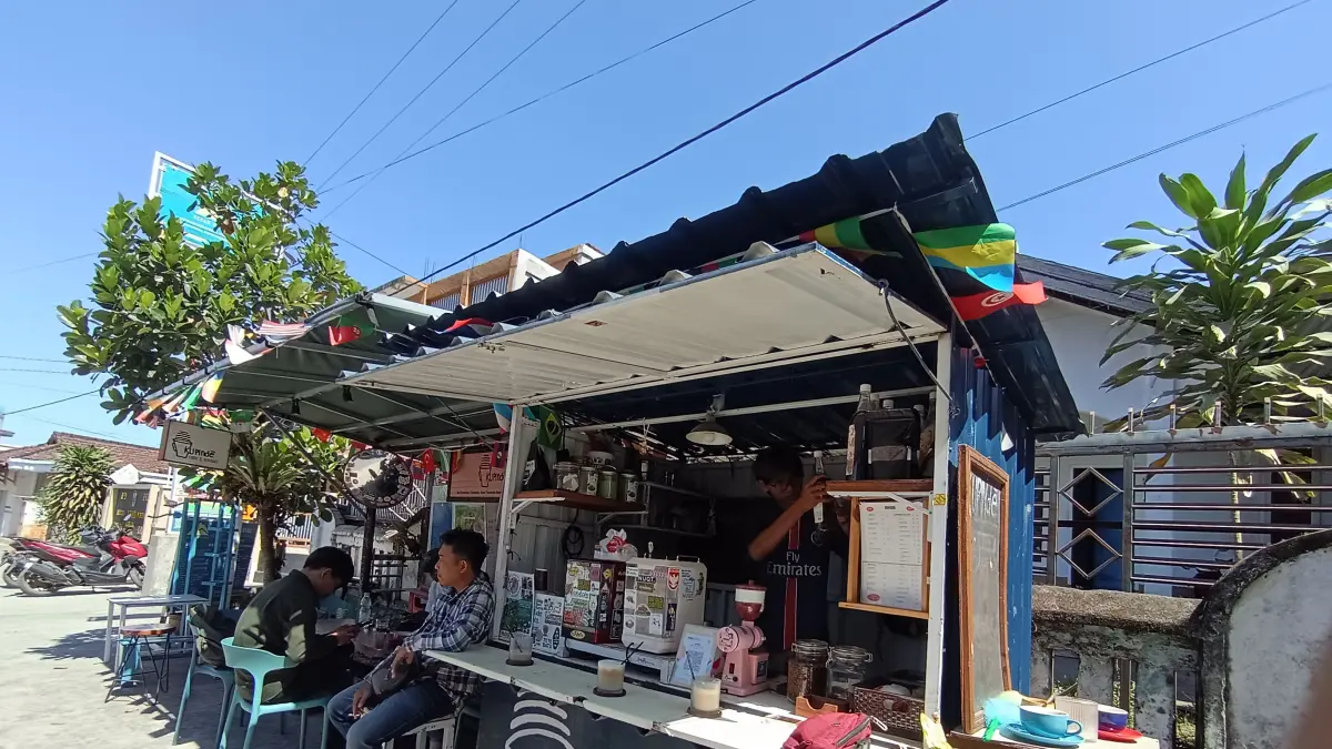 BUAT KOPI: Seorang Barista sedang membuat kopi untuk tamu yang sedang menikmati kopi di Kupinde Tetebatu Selatan.