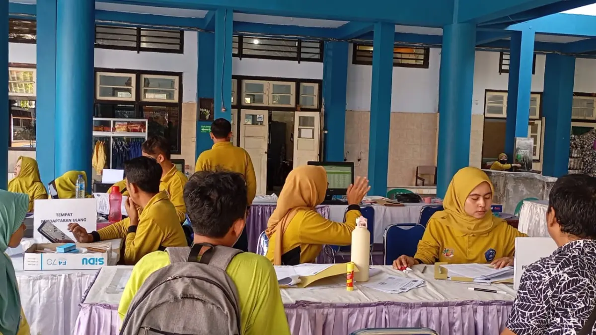 DAFTAR ULANG: Wali murid mendampingi anaknya daftar ulang pada jalur domisili SPMB SMPN 15 Mataram, Selasa (7/7).