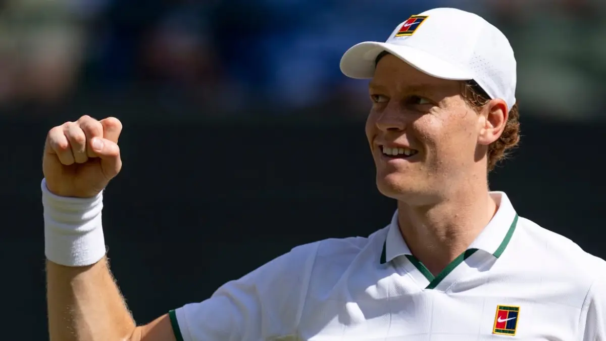 Jannik Sinner melaju ke semifinal Wimbledon 2026 usai mengalahkan Jan-Lennard Struff tiga set langsung dan kini menunggu Djokovic atau Auger-Aliassime. (Instagram Wimbledon)