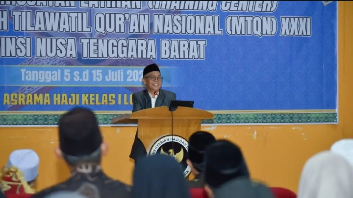 KAFILAH: Sekda NTB Abul Chair saat membuka training center kafilah NTB yang digelar di Asrama Haji Kelas I Lombok, Mataram, Ahad (5/7). (DISKOMINFOTIK NTB/LOMBOK POST)