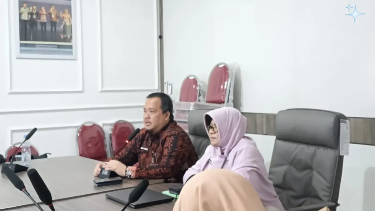 Kepala Dikes KSB dr Carlof saat memimpin rapat monev program perbaikan strategis akreditasi Puskesmas se-KSB, beberapa hari lalu.