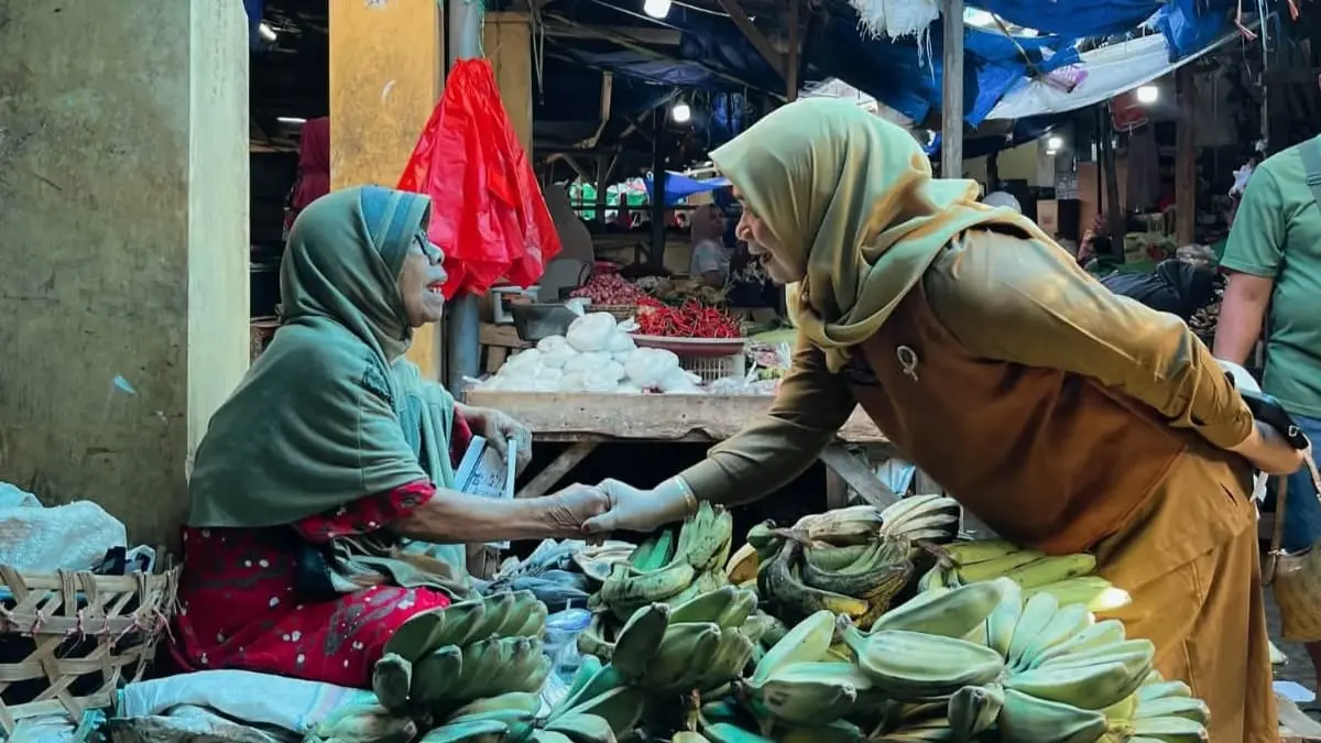 Kepala DP3A Dompu Miftahul Su’adah serius mendengar curhat pedagang dalam sosialisasi program 21 Kambeke Ana.