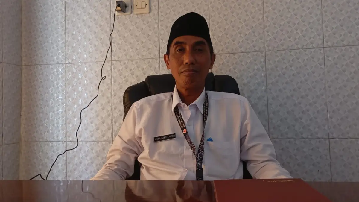 Kepala SMPN 23 Mataram Achmad Jauhari

