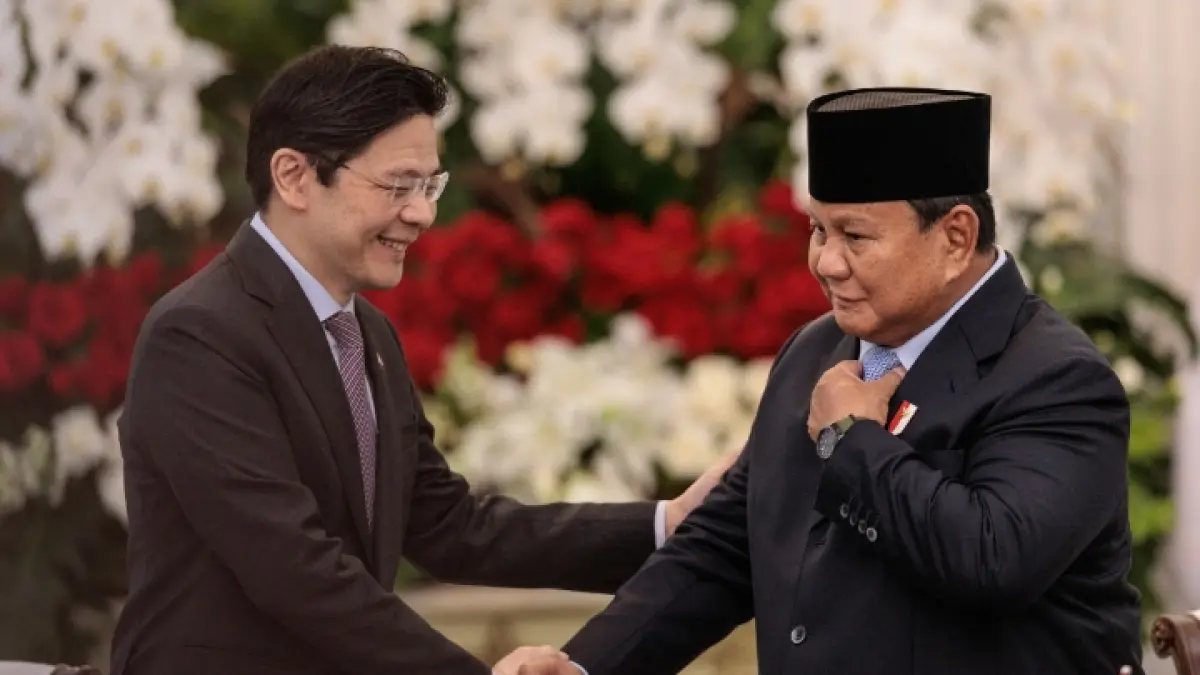 KERJA SAMA BILATERAL: Perdana Menteri (PM) Singapura Lawrence Wong (kiri) dan Presiden Indonesia Prabowo Subianto (kanan) berjabat tangan saat konferensi pers bersama di Istana Merdeka di Jakarta, Senin (6/7). (YASUYOSHI CHIBA / AFP)