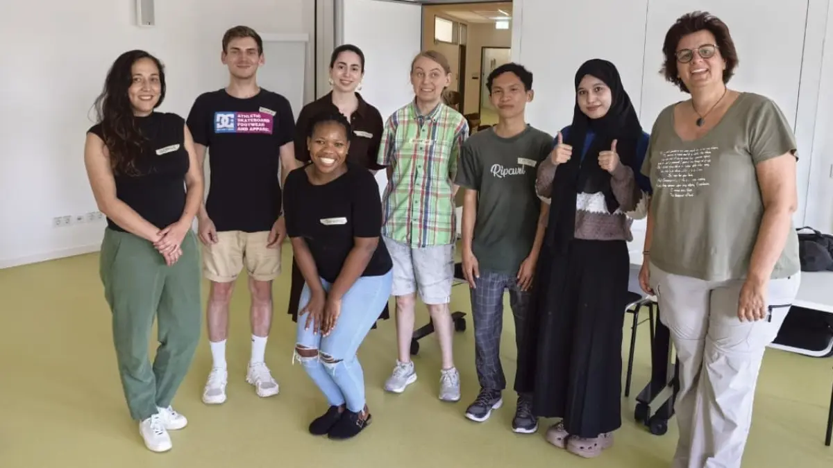 KOLABORASI INTERNASIONAL: Dua mahasiswa Unram foto bersama teman dan dosen usai mengikuti perkuliahan di University of Kassel, Jerman, belum lama ini.