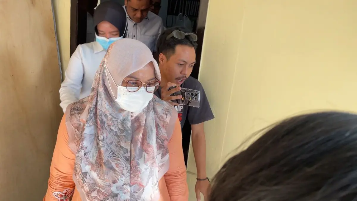 KORUPSI: Tersangka korupsi pengadaan masker Covid-19 Dewi Noviany berjalan usai menjalani pemeriksaan di Mapolresta Mataram, beberapa waktu lalu. (DOK LOMBOK POST)