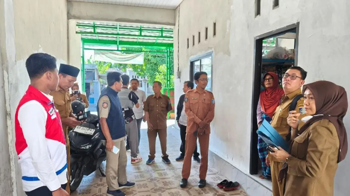 LAKUKAN PENGAWASAN: Tim gabungan Pemkab Lombok Barat bersama Pertamina melakukan sidak ke pangkalan elpiji 3 kilogram bersubsidi di Kelurahan Dasan Geres, Senin (6/7).&nbsp;