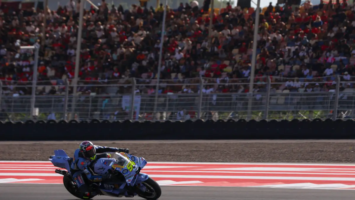 MAGNET NTB: MotoGP Mandalika menjadi salah satu daya tarik investasi, sekaligus mendorong meningkatnya kebutuhan tenaga kerja, seiring berkembangnya sektor pariwisata, infrastruktur, dan ekonomi. (IVAN/LOMBOK POST)