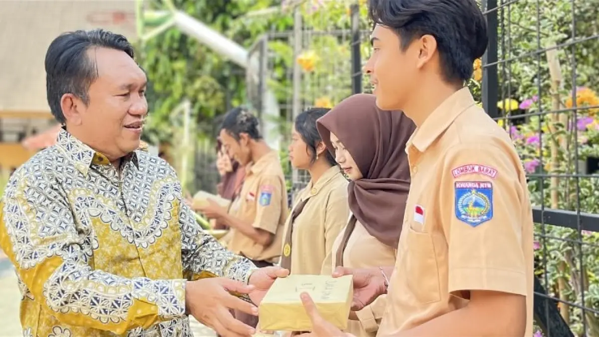 REWARD: Kepala SMKN 1 Lingsar Ahmad Sabli memberikan reward kepada siswa berprestasi di sekolah setempat, belum lama ini.