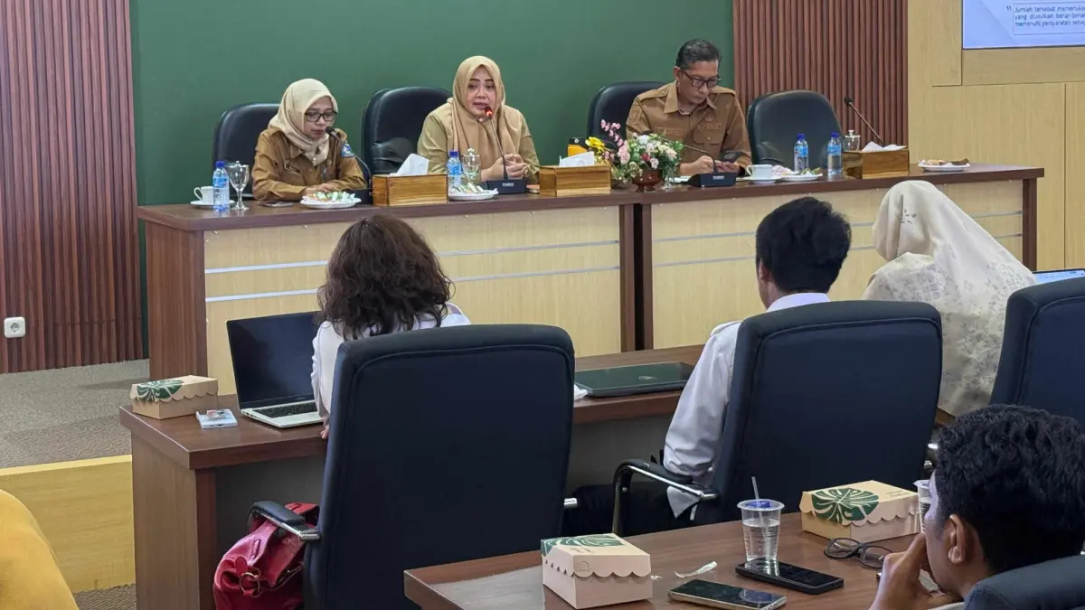 SATUKAN PANDANGAN: Wagub NTB Indah Dhamayanti Putri (tengah) saat memimpin Rakor Perumahan dan Kawasan Permukiman di Bappeda NTB, Senin (6/7). (YUYUN/LOMBOK POST)