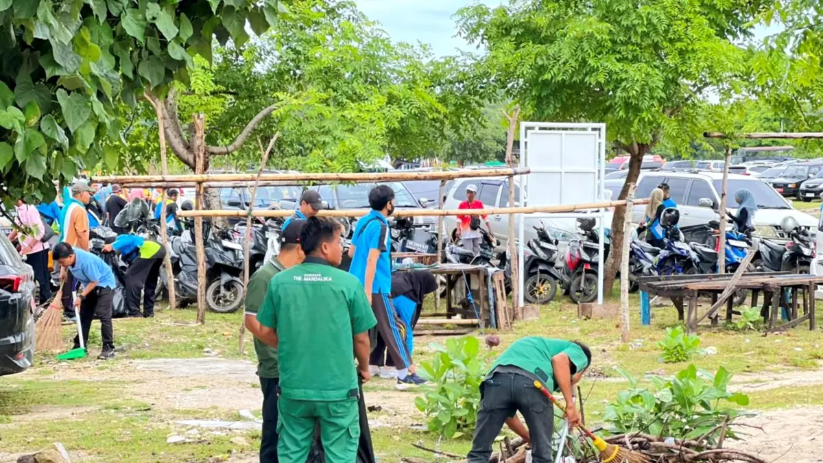 Sejumlah petugas kebersihan sedang mengangkut sampah yang berada di pesisir Pantai Tanjung Aan, Kuta, Pujut, Lombok Tengah, pekan lalu.