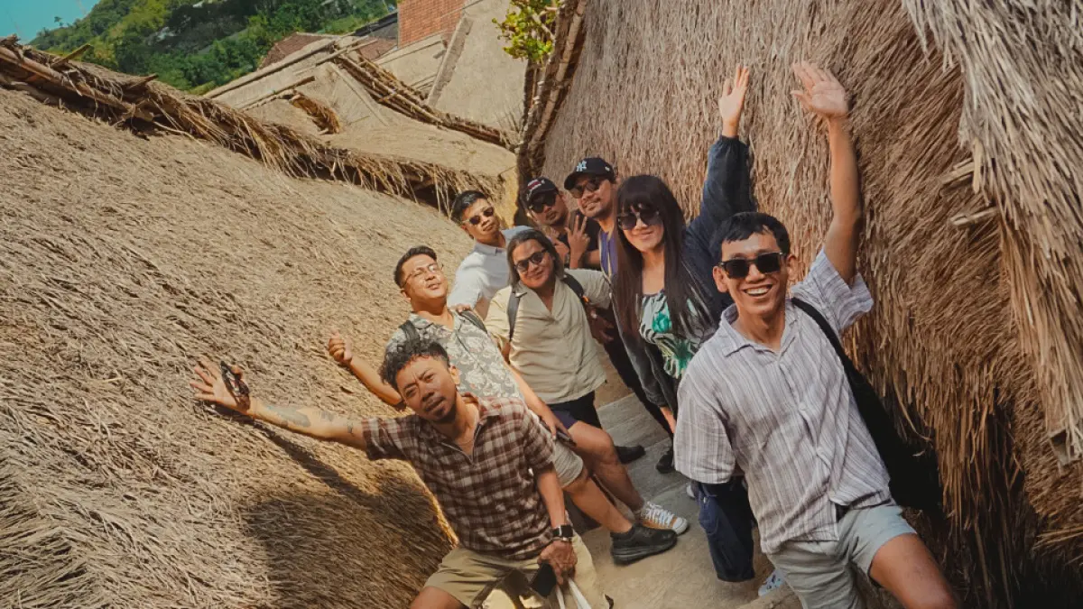 Sejumlah wisatawan saat berkunjung ke Desa Sade, Lombok Tengah, menyaksikan langsung kehidupan tradisional dan budaya Suku Sasak yang masih terjaga. (IVAN/LOMBOK POST)