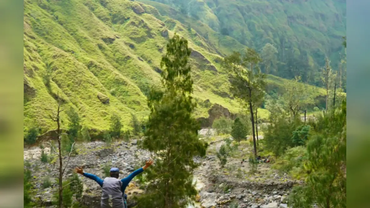 Seorang pendaki menikmati panorama alam dari salah satu sudut Gunung Rinjani. (DOK. Balai TNGR).