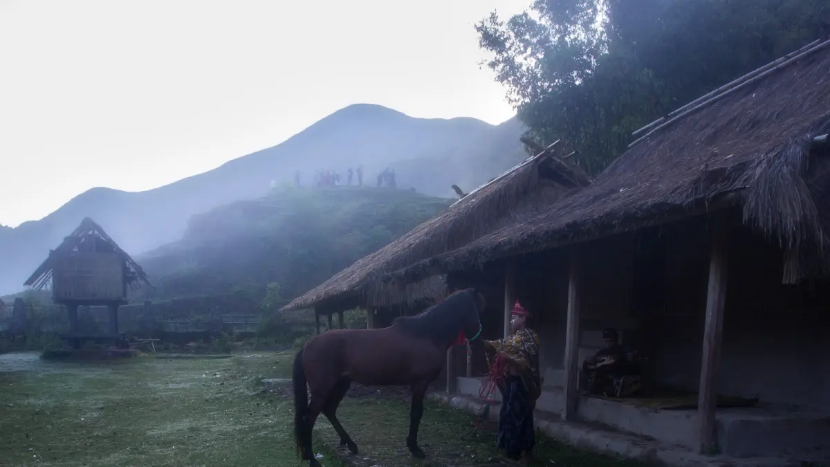 Suasana sejuk dan asri Desa Wisata Sembalun yang dikelilingi panorama alam gunung dan bukit, menjadi daya tarik utama wisatawan di Lombok Timur. (IVAN/LOMBOK POST)