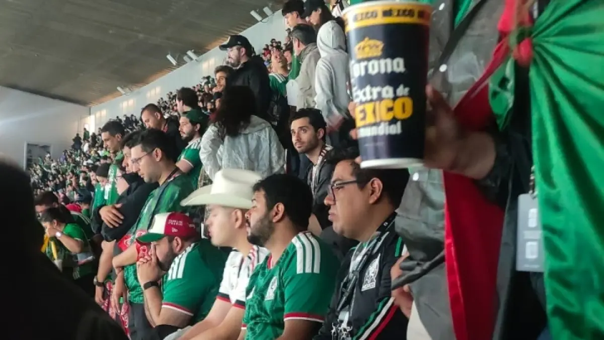 TEGANG: Para pendukung timnas Meksiko saat menyaksikan tim kesayangan berlaga melawan Inggris di ajang Piala Dunia 2026 di Stadion Azteca, Mexico City. (M. ALI MAHRUS/JAWA POS)