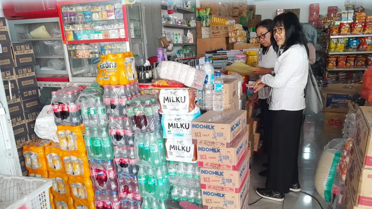 Tim gabungan PKTN-PI Disperindag NTB melakukan pengecekan barang beredar, di salah satu toko milik warga, beberapa waktu lalu. (IST/LOMBOK POST)