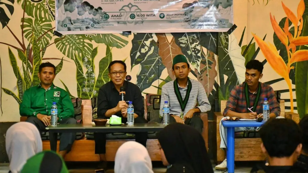 TUKAR PIKIRAN: Sekda Lombok Timur M Juaini Taofik (tengah) berdialog bersama mahasiswa, Senin (6/7).