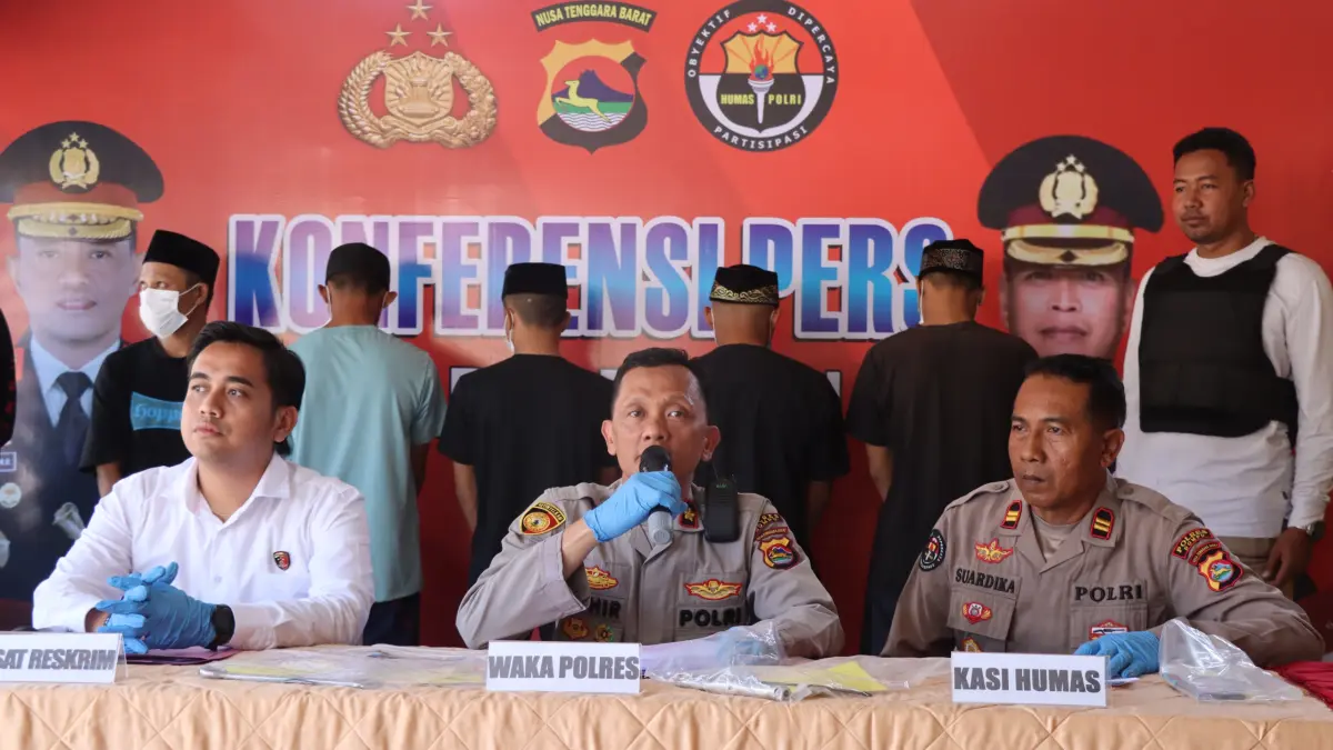 Wakapolres Dompu Kompol Tohir (tengah) didampingi Kasatreskrim Iptu Fitrawan Dwi Ramadhani (kiri) dan Kasi Humas Iptu I Nyoman Suardika menyampaikan hasil Operasi Jaran Rinjani. Tampak lima tersangka (belakang) dihadirkan saat jumpa pers, Senin (6/7).