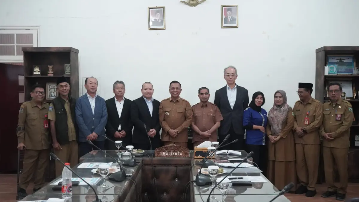 Wali Kota Bima HA Rahman H Abidin (enam kiri) berfoto bersama dengan pemerintah Kota Ichinoseki, Jepang di aula Parenta kantor wali kota setempat, Senin (6/7).