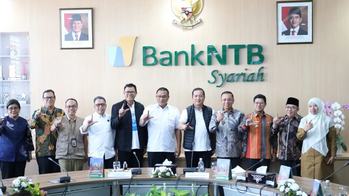 Wali Kota Bima HA Rahman H Abidin (empat kanan) berfoto bersama dengan Gubernur NTB Lalu Muhamad Iqbal (lima kanan) dan kepala daerah lainnya usai rakor pengelolaan sampah, pengendalian pencemaran, dan kerusakan lingkungan hidup se-NTB di Mataram, Selasa (7/7).
