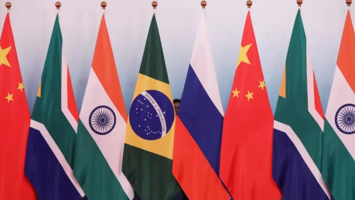 Bendera negara-negara anggota BRICS disiapkan menjelang sesi foto bersama pada KTT BRICS di Xiamen, Tiongkok (Reuters)