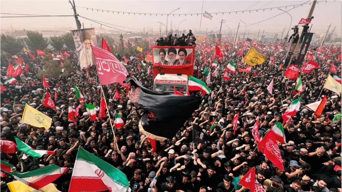 BERDUKA: Para pelayat berkumpul di sepanjang rute konvoi yang membawa peti jenazah pemimpin tertinggi Iran Ayatullah Ali Khamenei, dan anggota keluarganya saat prosesi pemakaman di Qom, Selasa (7/7). (KHAMENEI.IR / AFP)